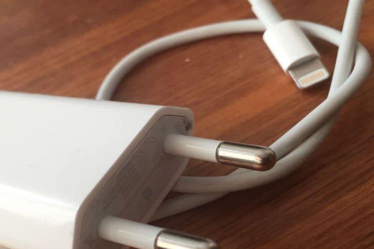 perbedaan charger iPhone kaki 2 dan kaki 3